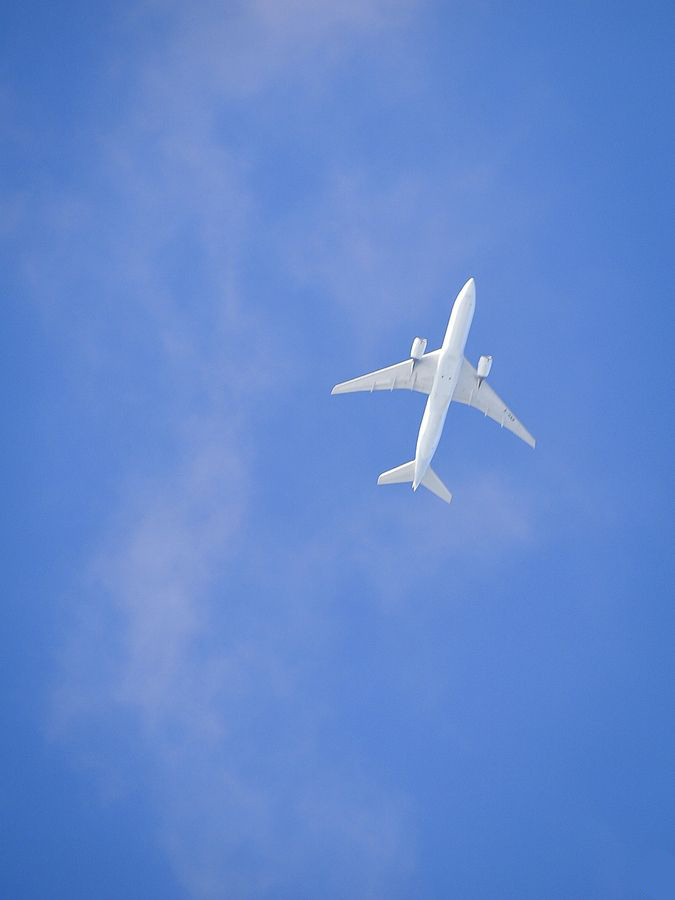 Самолет в голубом небе фото