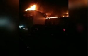 Десятки пациентов больницы эвакуировали при пожаре в Андижане