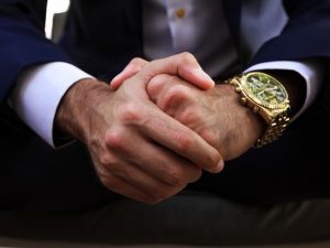 Зачем российским чиновникам-коррупционерам золотые часы