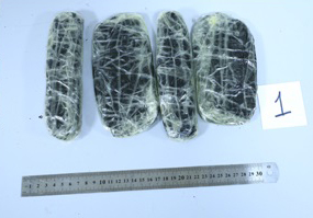 Гостья из Киргизии провозила гашиш в кроссовках в Андижанской области