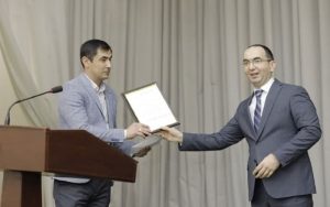 Начальника кадастра премировали за отказ от взятки в Зангиате