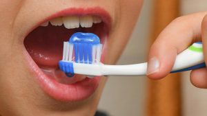 Московский стоматолог обучает чистке зубов