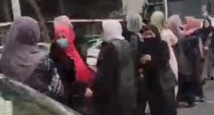 Недовольные рыночные торговки перекрыли дорогу в Коканде