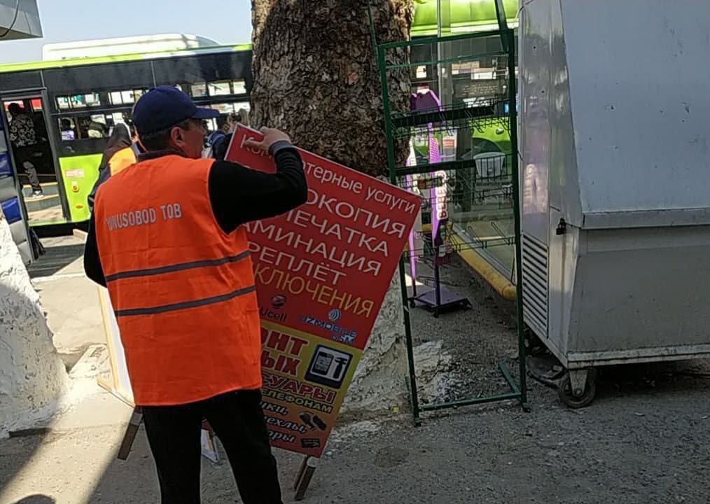 С ташкентских улиц убирают рекламу на русском