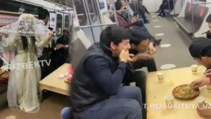 Участников свадьбы в метро накажут за отсутствие масок в Ташкенте 