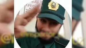 Парикмахер из Ташобласти получил 7 суток ареста за танец в милицейской форме