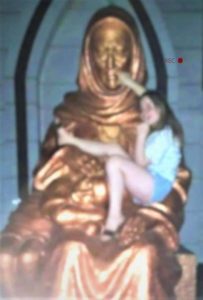 Тиктокерша позировала на монументе «Мать и дитя» в Алмалыке