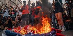 Движение темнокожих американцев-BLM: флаг США - символ ненависти