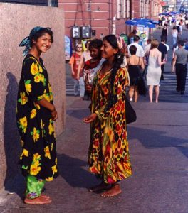 Цыгане-люли получают свидетельства о рождении в Самарканде