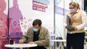 Сенаторы одобрили недопуск к работе непривитых узбекистанцев