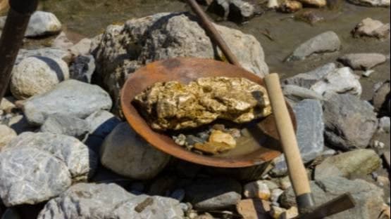 В Навои перехватили «золотой» автомобиль