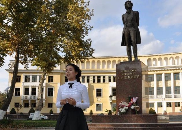 Путин лично наградил Эльмиру Ахмедову пушкинской медалью