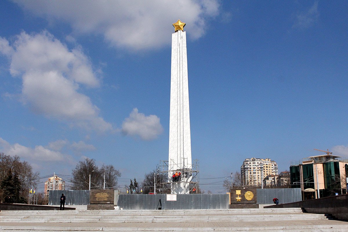 Киевляне потребовали убрать Стелу Победы