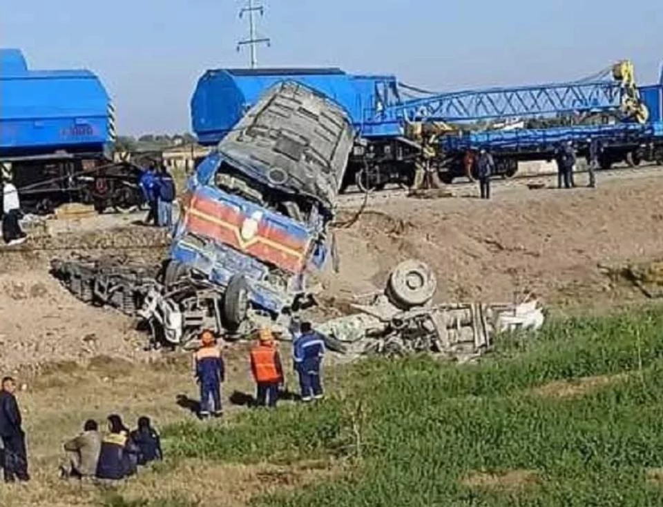 Под Джизаком поезд столкнулся с грузовиком