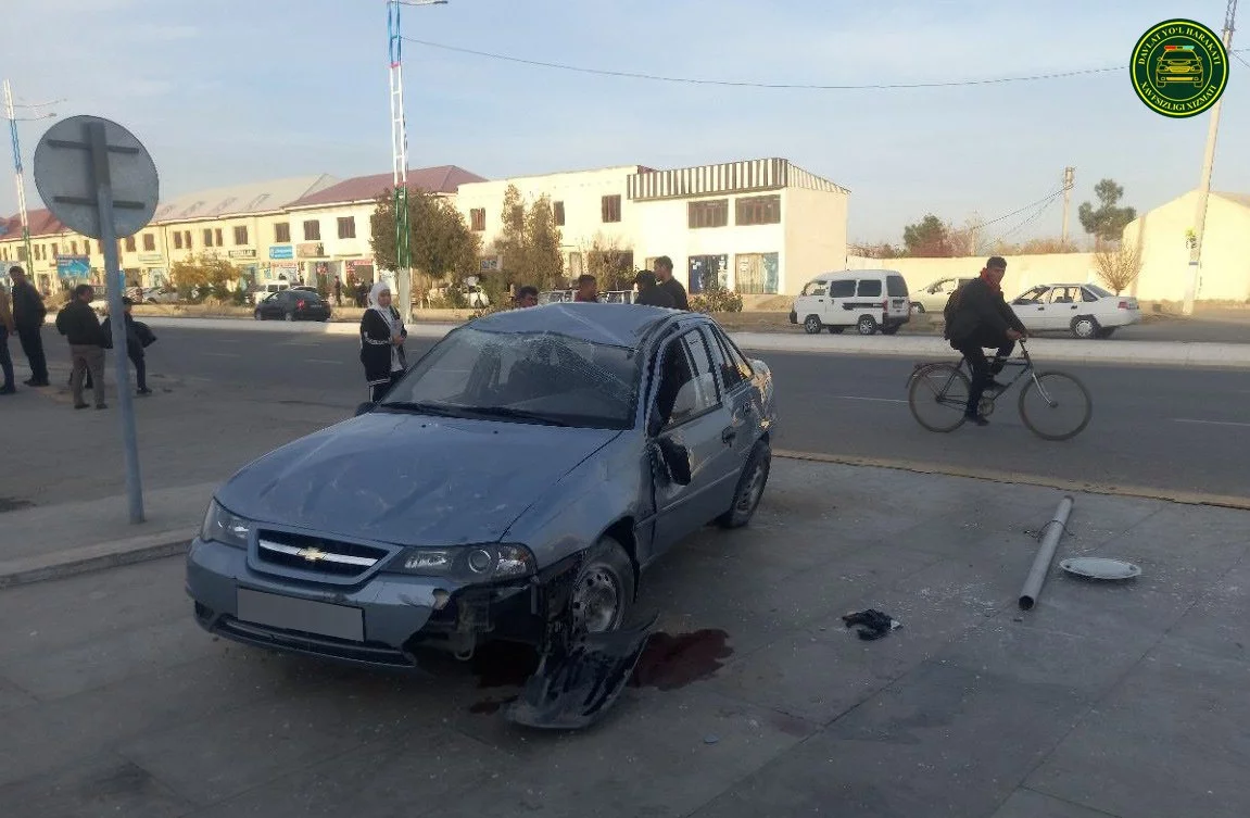 Автомобиль на «зебре» влетел в группу бухарских школьников