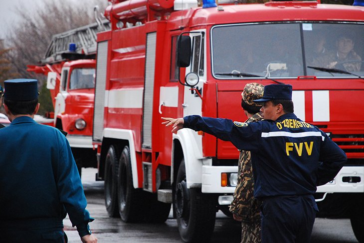 В Ташкенте загорелся склад с пластиковыми изделиями