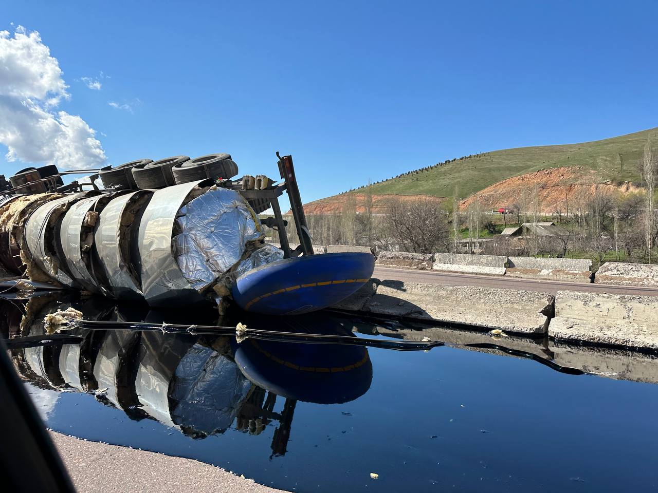 На перевале Камчик опрокинулась фура с нефтепродуктами