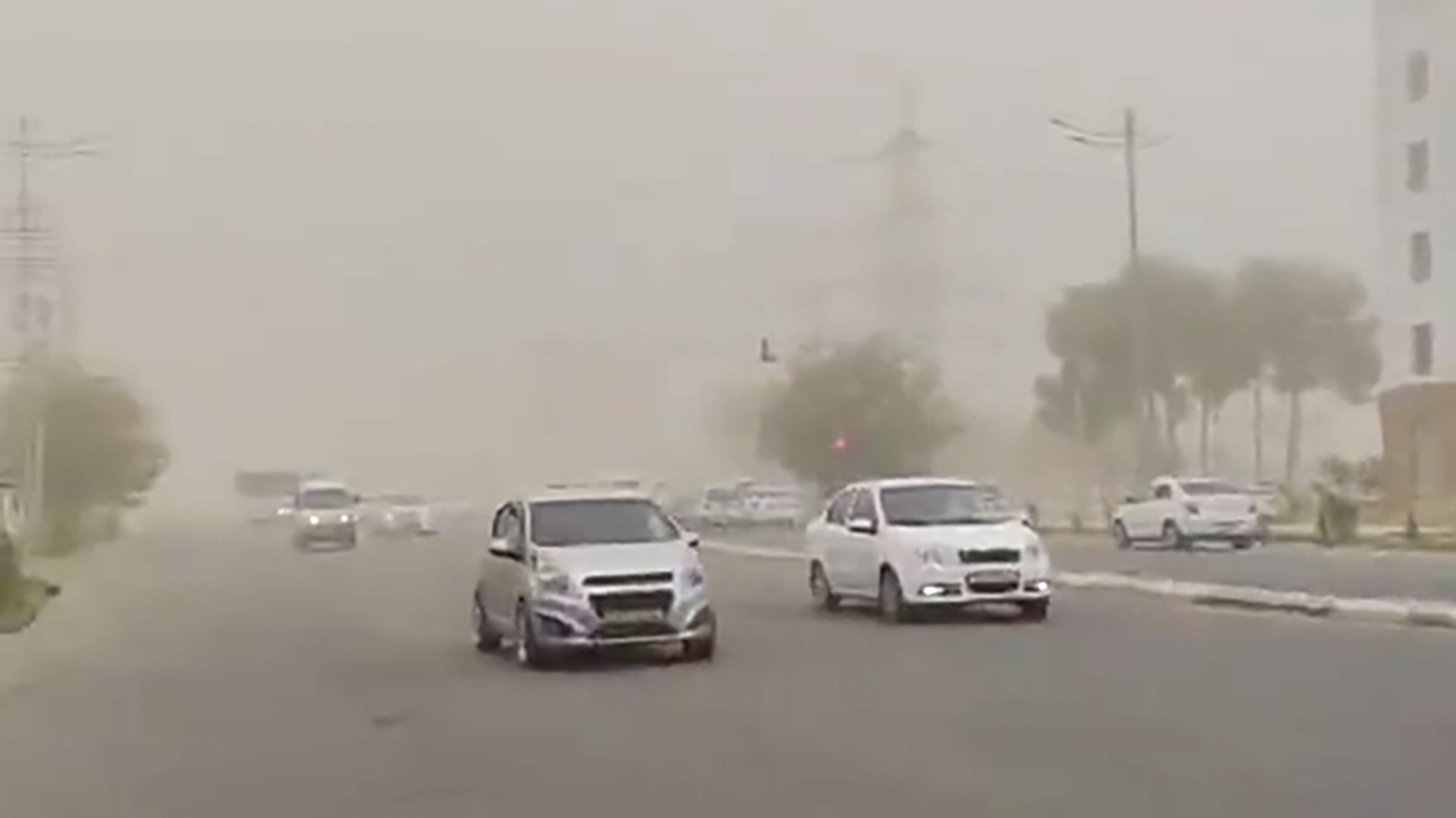Прямо сейчас в южных областях Узбекистана идет пыльная буря
