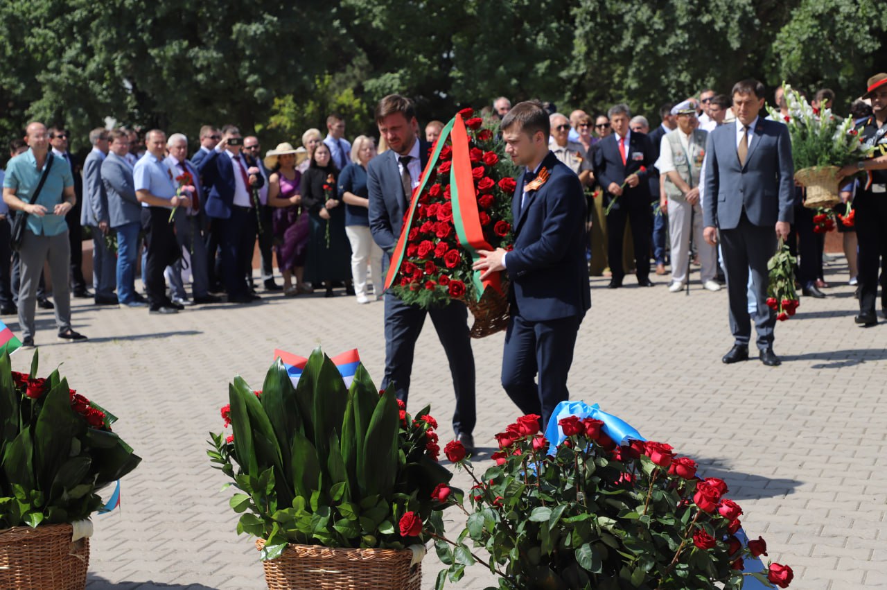 Прошло возложение цветов 22 июня. Венок для возложения к памятнику. Сентябрь памятник. Освобождение Бобруйска. Цветы к мемориалу акция.