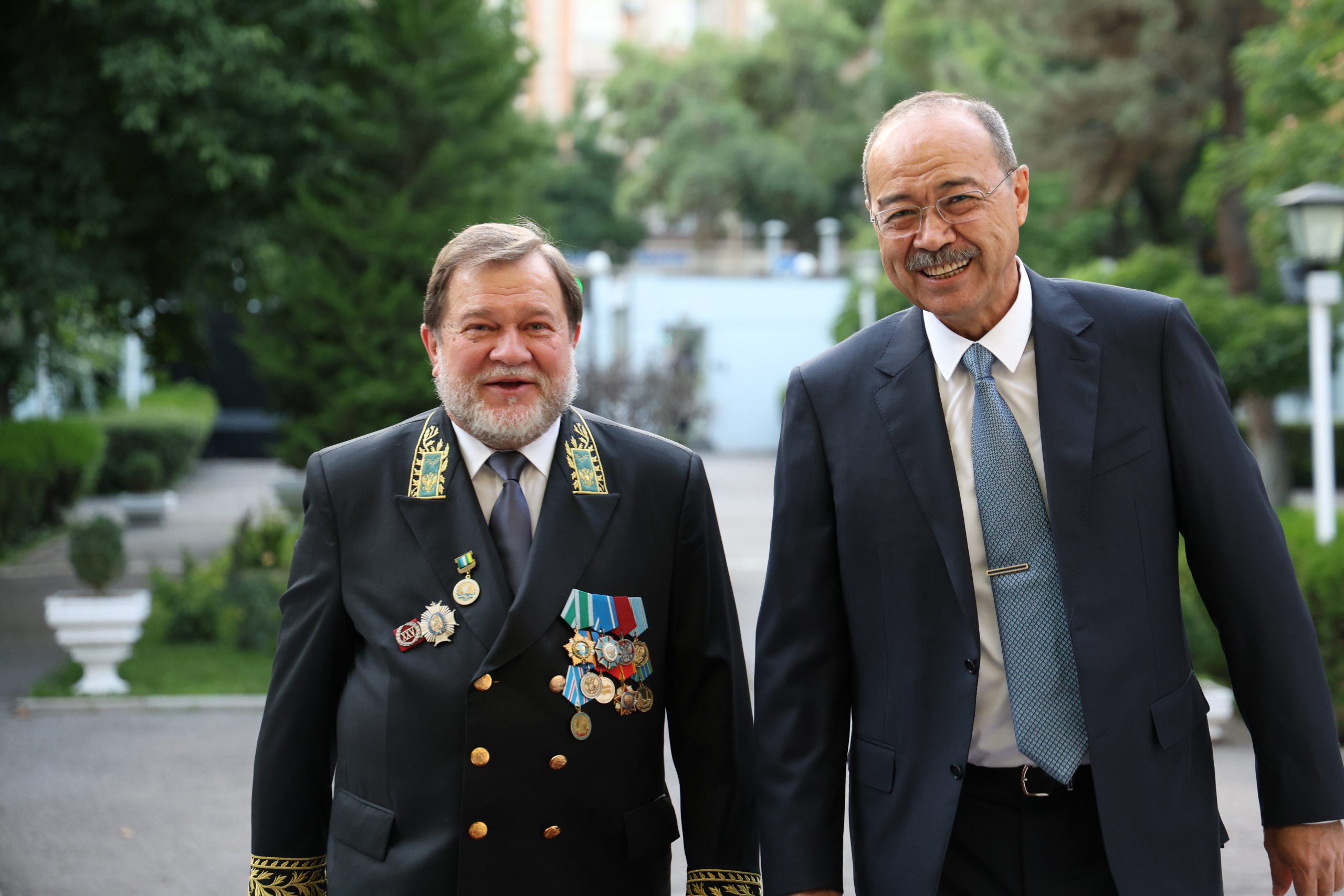 Узбекский премьер посетил прием по случаю Дня России