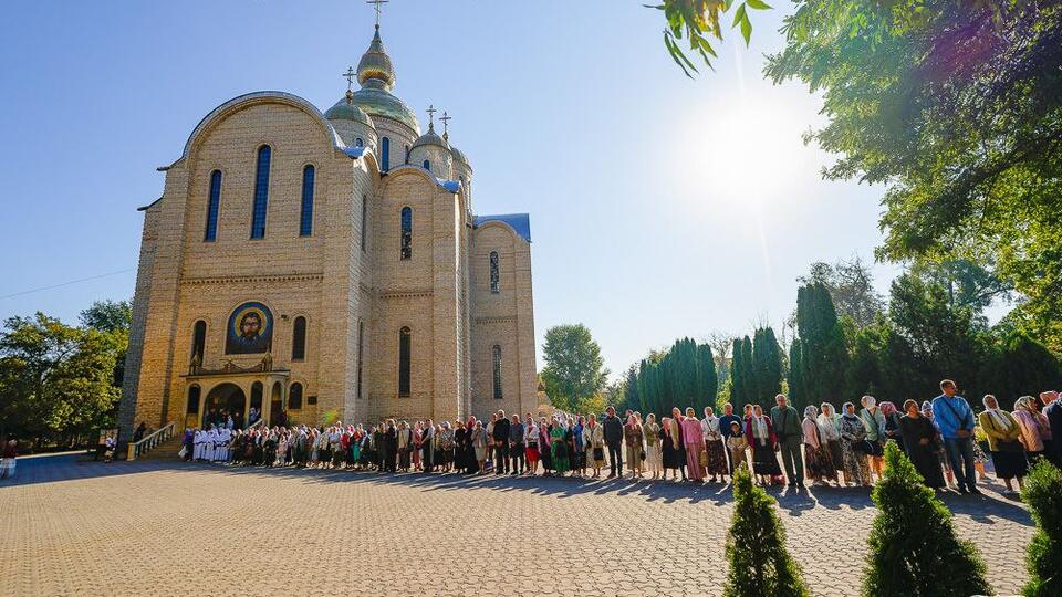 На Украине нехристи штурмом взяли Архангело-Михайловский собор