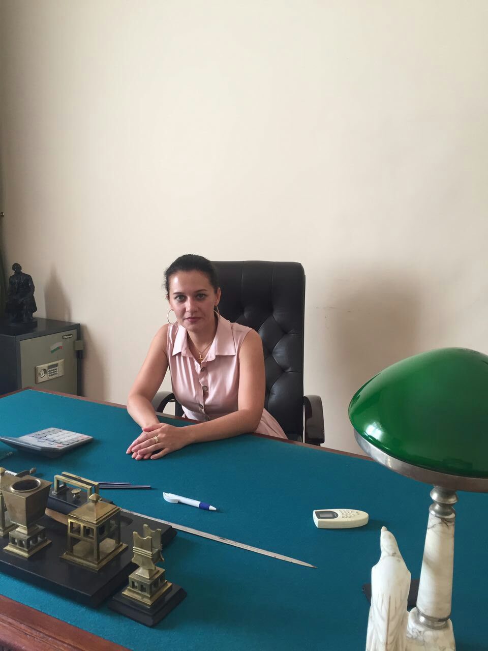 В Ташкенте продается письменный стол за $ 6000