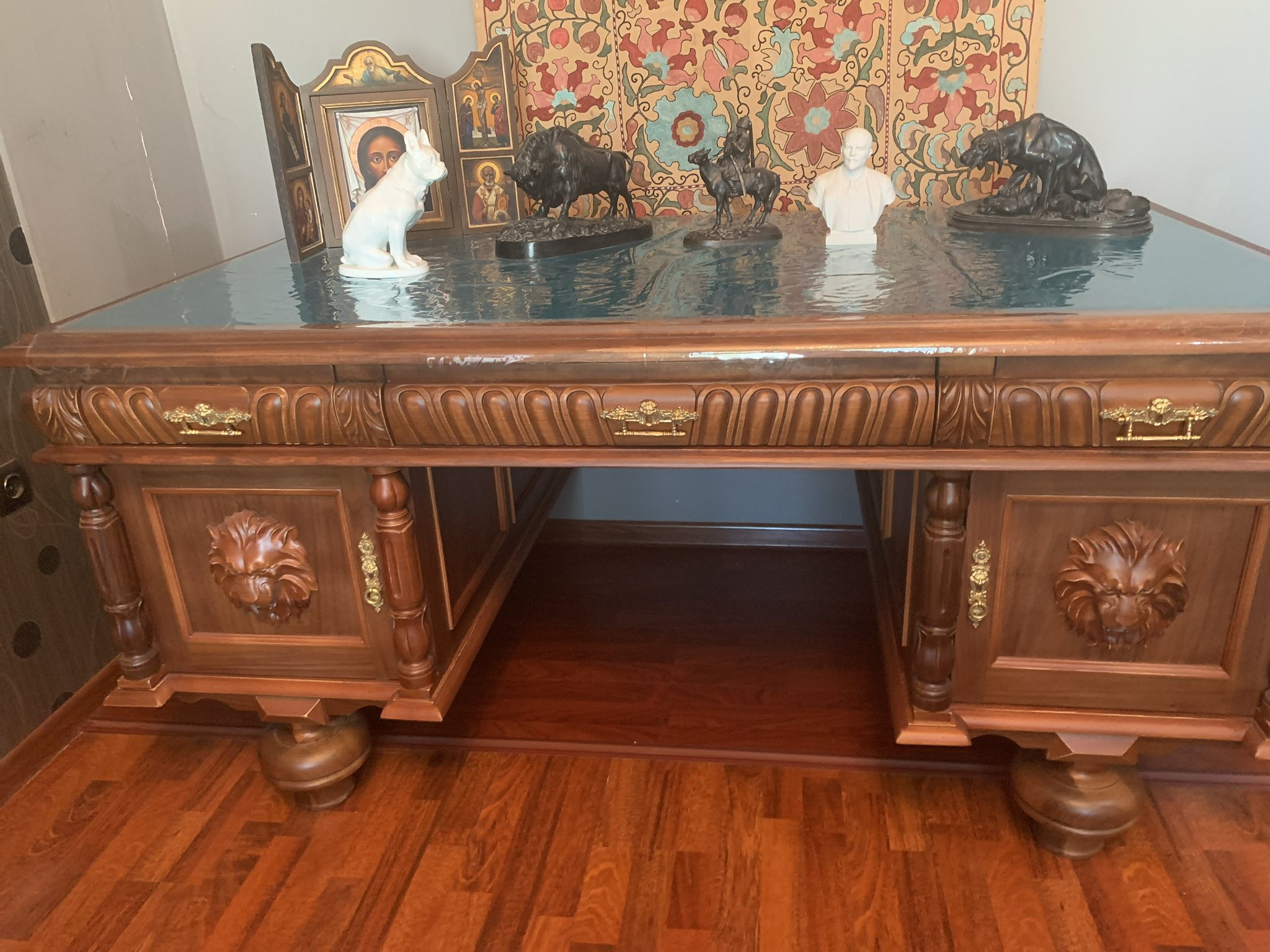 В Ташкенте продается письменный стол за $ 6000