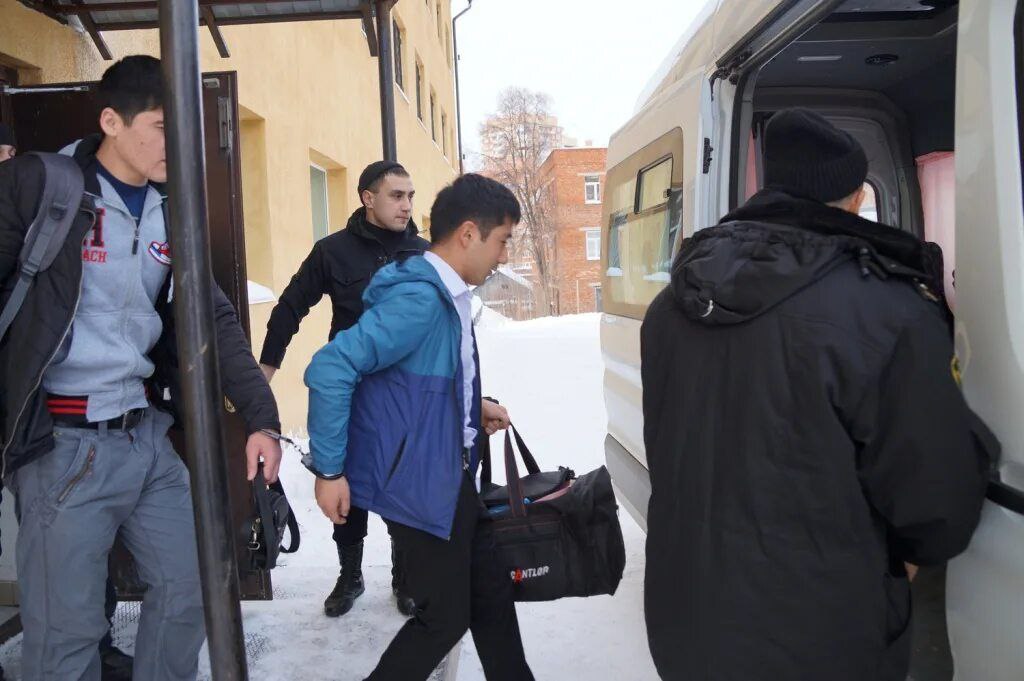 Тысячи мигрантов "попросили" из Подмосковья