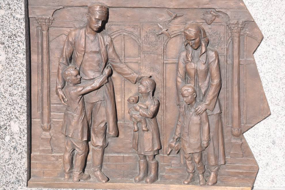 «Ленинградский монумент» открылся в ташкентском «Парке Победы»