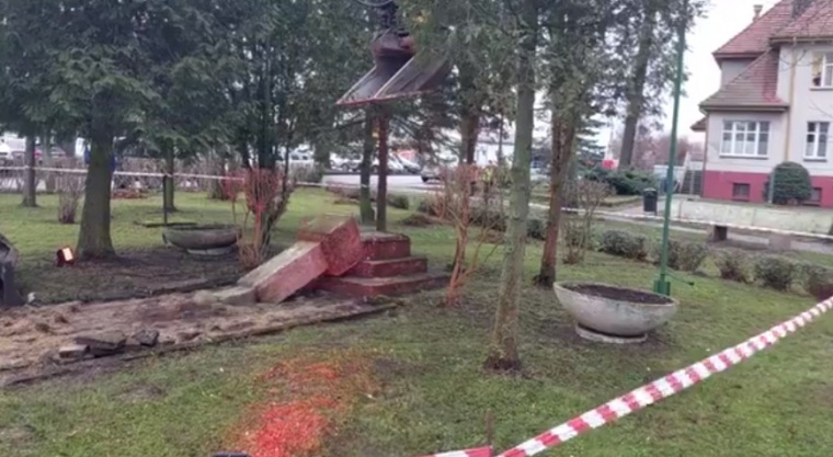 В неблагодарной Польше снесли очередной памятник солдатам Красной Армии