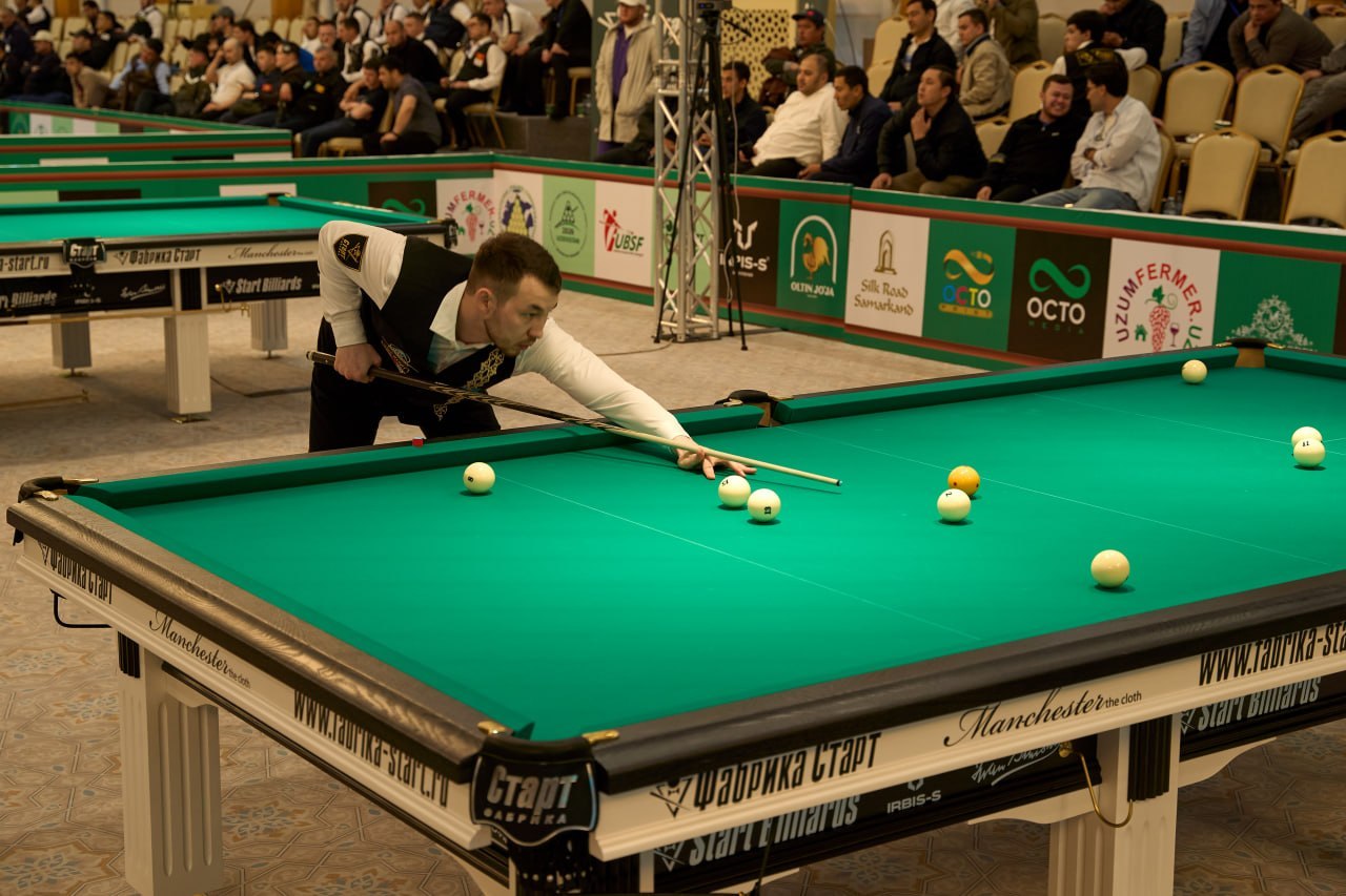 На зеленом сукне под голубыми куполами