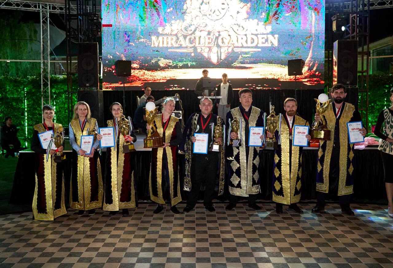 На зеленом сукне под голубыми куполами