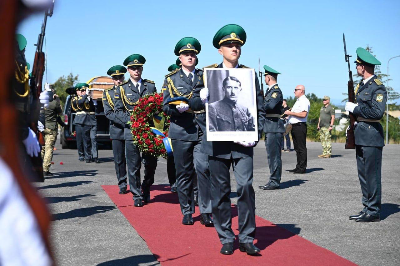 Украине готовят нового "отца нации"